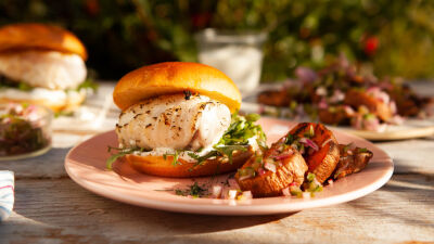 Бургер с печена риба и сладък картоф