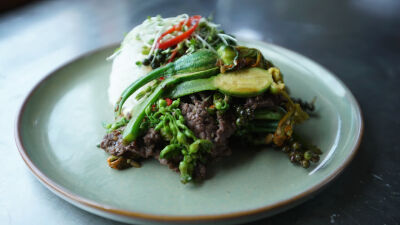 Говеждо месо в уок с ядливи цветя