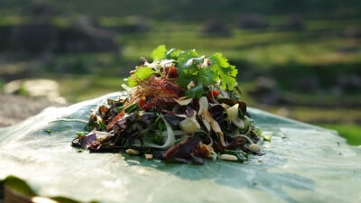 Салата от зелена папая и сушено биволско месо
