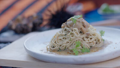 Яйчени нудли с морски таралеж