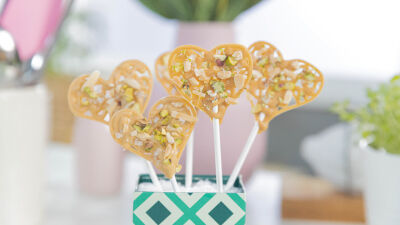 Шоколадови бонбони с ядки на пръчка