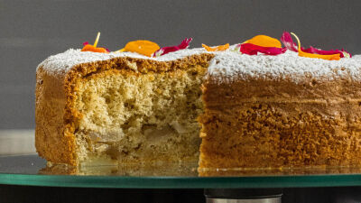 Sharlotka de Pera e Cardamomo