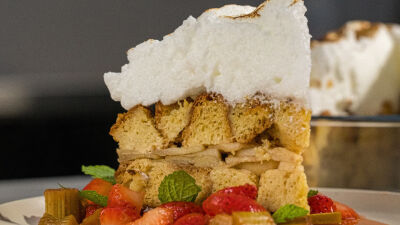 Pudding de Brioche com Morangos e Ruibarbo