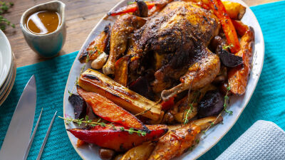 Ароматно печено пиле с печени кореноплодни зеленчуци