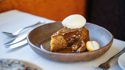 Лепкав пудинг с фурми