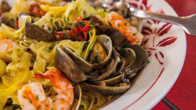 Прясна паста с шафран с миди и скариди