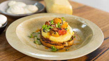 Печена скаморца със спек и домати