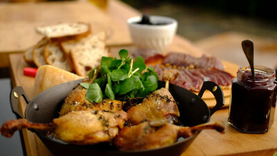 Патешко конфи с чътни от къпини