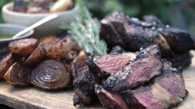 Печено говеждо с бирено-медена глазура и зелен сос