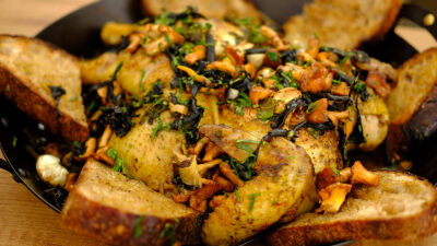 Пикантно печено пиле с диви гъби и чеснов хляб