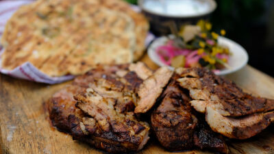 Печено агнешко с плосък хляб, кисело мляко и туршия