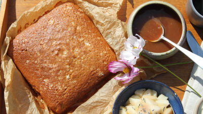 Джинджифилов сладкиш със солен карамел и сметана