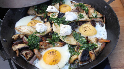 Диви гъби с яйца и дресинг от девесил
