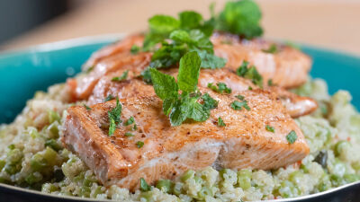 Salada de Quinoa com Feijão Verde e Salmão Braseado