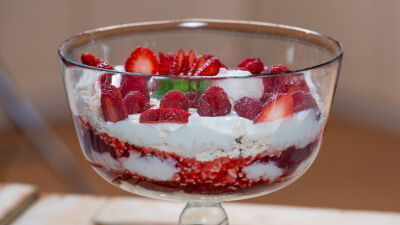 Doce com Frutos Vermelhos e Suspiros