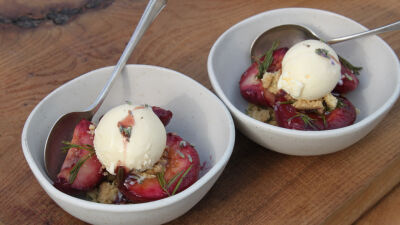 Сладолед с дафинов лист, нектарини и крамбъл