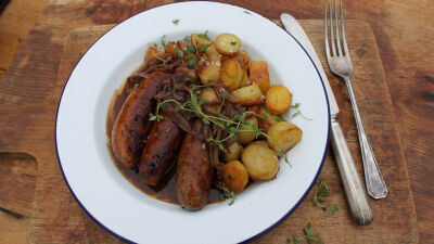 Печена наденица с пържени картофи и лучен сос