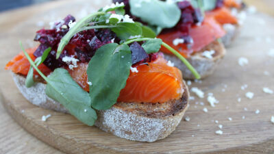 Пушена пъстърва, печено цвекло и кресон върху ръжен хляб