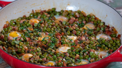 Ervilhas com Alface Ripada e Ovo de Codorniz