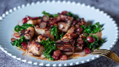 Pica-pau de Polvo com Molho Fricassé e Uvas Tintas Glaceadas