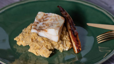 Bacalhau com Esmagada de Grão e Endívias Caramelizadas