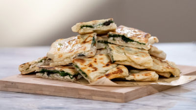 Gozleme de Frango, Azeitonas, Espinafres e Tomate Seco