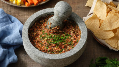 Дип с тиквени семки, печени домати и хабанеро