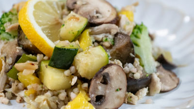 Trigo Sarraceno com Legumes no Forno e Frango Desfiado