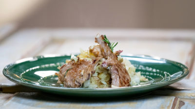 Borrego na Frigideira com Batata Caçoila