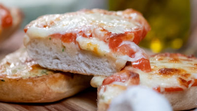 Bruschettas com Manteiga de Alho Confitado