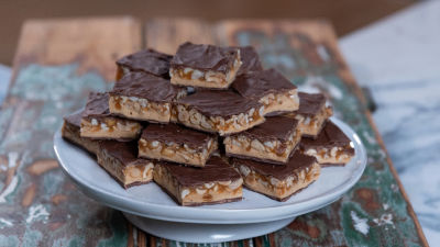Quadrados de Amendoim, Caramelo e Chocolate