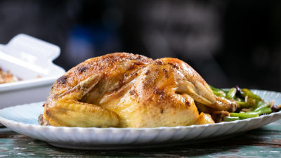 Frango Crocante com Migas Aromáticas no Forno