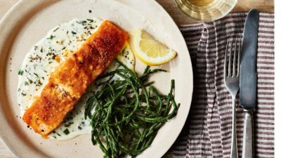 Филе от сьомга с хрупкава коричка и саликорния