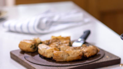 Руло с наденица и спанак