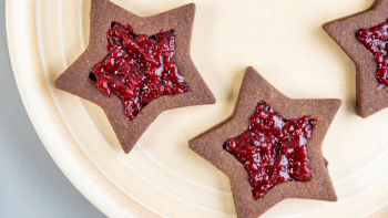 Шоколадови бисквити с малиново сладко