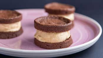 Сандвичи от шоколадови бисквити с карамелен сладолед
