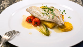 Филе от ципура на тиган с полента