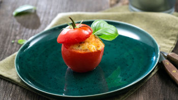 Домати, пълнени с извара, каперси и аншоа