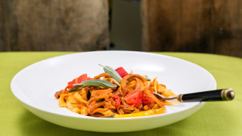 Талятели с калмари и градински чай