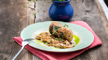 Пилешки балотини със спанак и прошуто