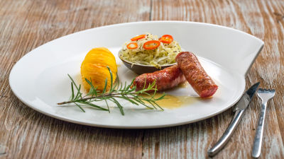 Наденички с вино, картофи и кисело зеле