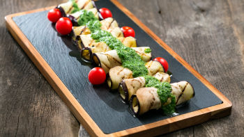 Рулца от патладжан с каймак, бадеми и песто от рукола