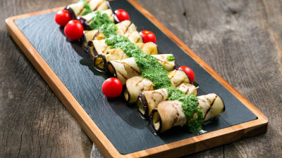 Рулца от патладжан с каймак, бадеми и песто от рукола