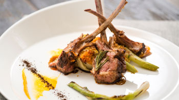 Агнешки котлети с огретен от резене