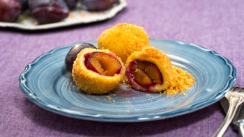 Кнедли със сини сливи