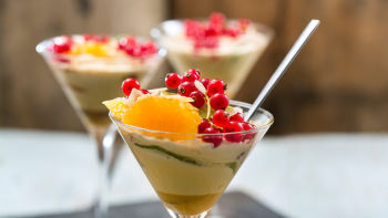 Сабайон със сладко вино и плодове