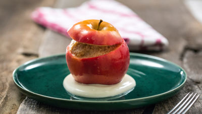 Печени ябълки с орехи и фурми