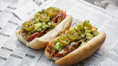 Хотдог с бекон, сирене и авокадо