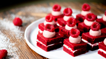 Сладкиш "Червено кадифе" с крем от малини