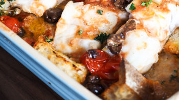 Печена бяла риба с хляб, чери домати, маслини и каперси